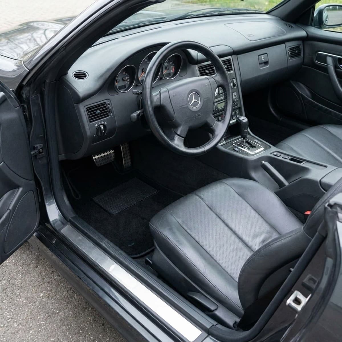 Tappetini in moquette Astro montati su Mercedes-Benz SLK (1996-2004)