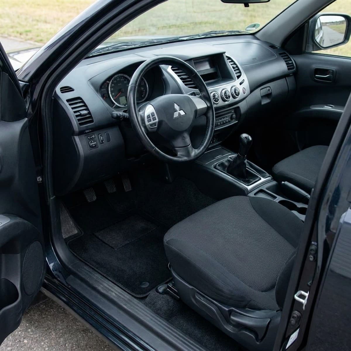 Tappetini in moquette Astro montati su Mitsubishi L 200 Cab (2005-2015)