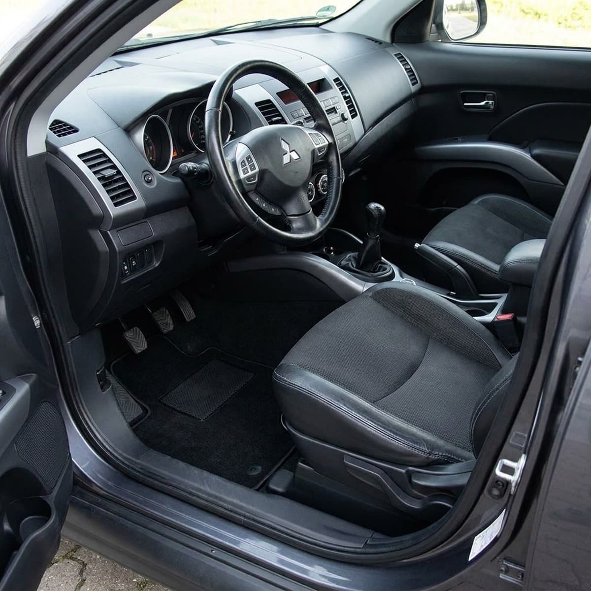 Tappetini in moquette Astro montati su Mitsubishi Outlander (2007-2012)