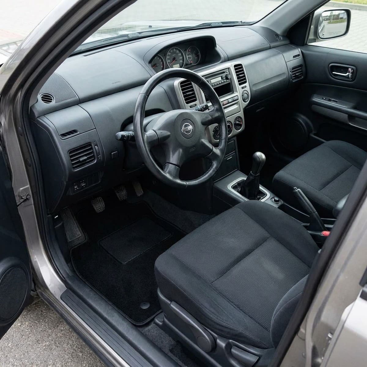 Tappetini in moquette Astro montati su Nissan X-Trail (2001-2006)