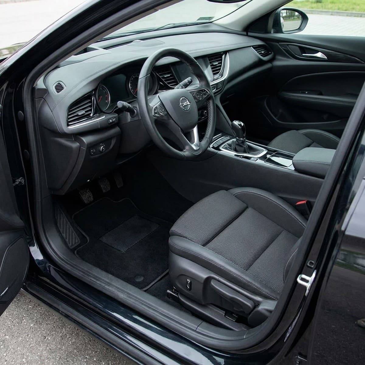 Tappetini in moquette Astro montati su Opel Insignia Berlina e SW (2018-)