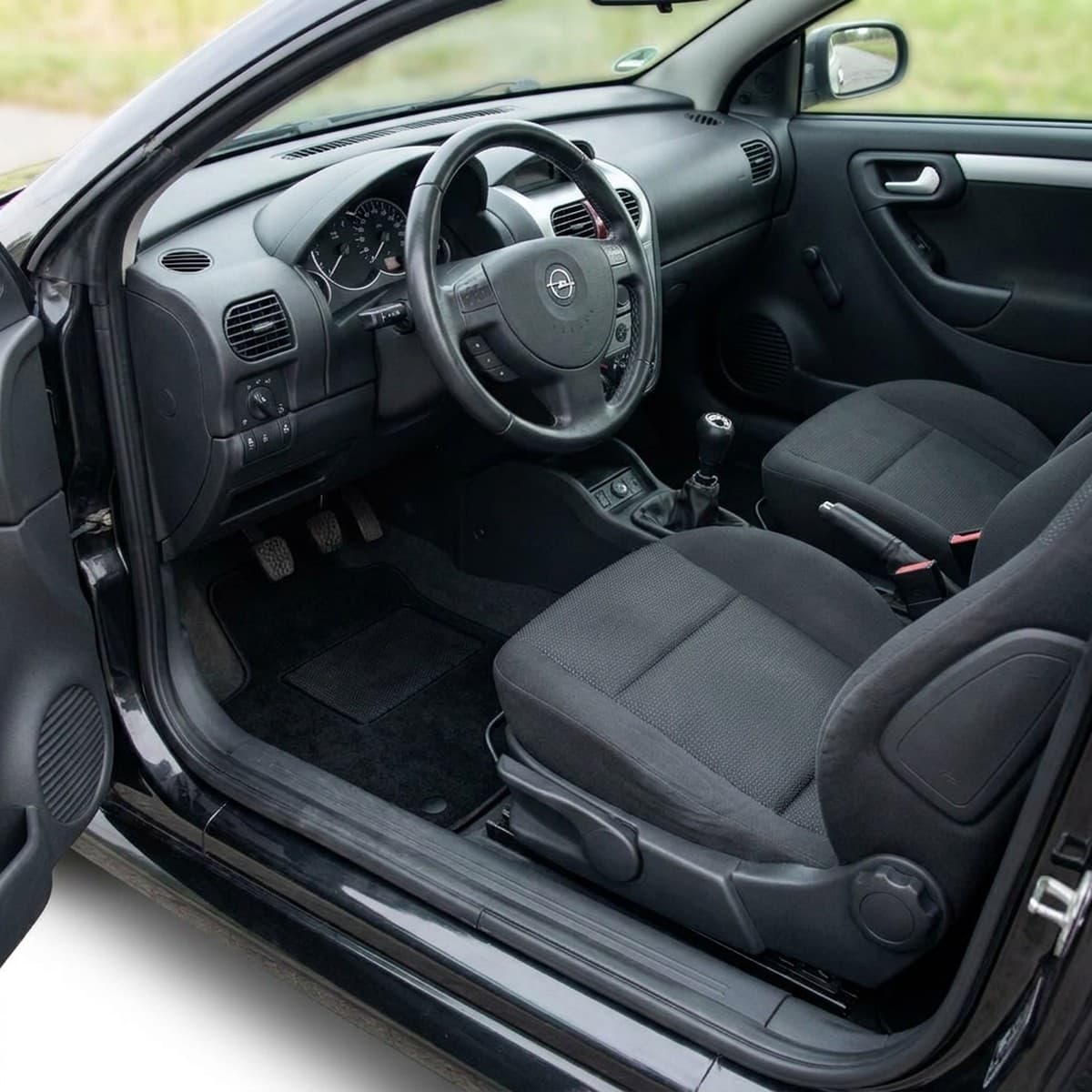 Tappetini in moquette Astro montati su Opel Tigra (2005-)