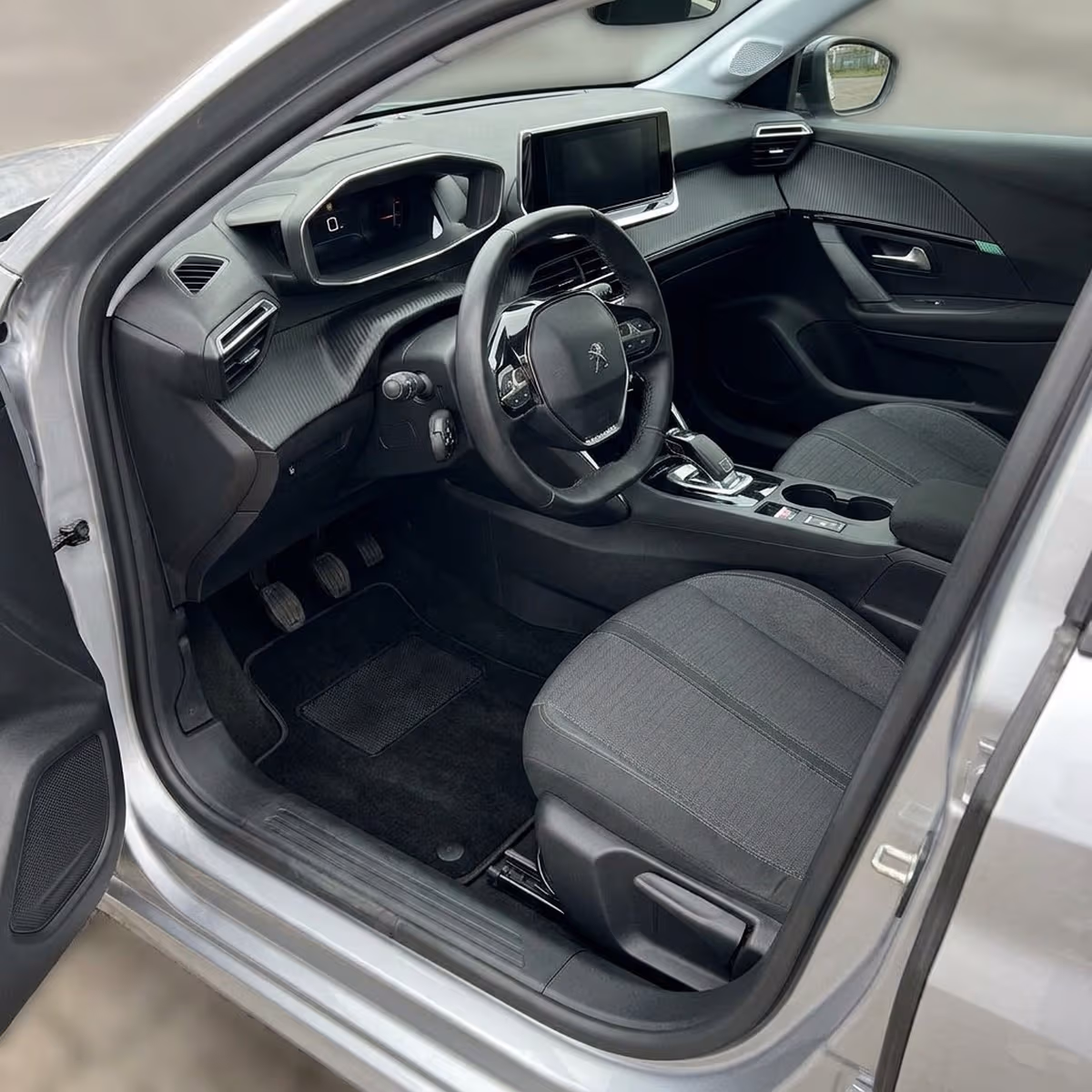 Tappetini in moquette Astro montati su Peugeot 208 Berlina e SW (2019-)
