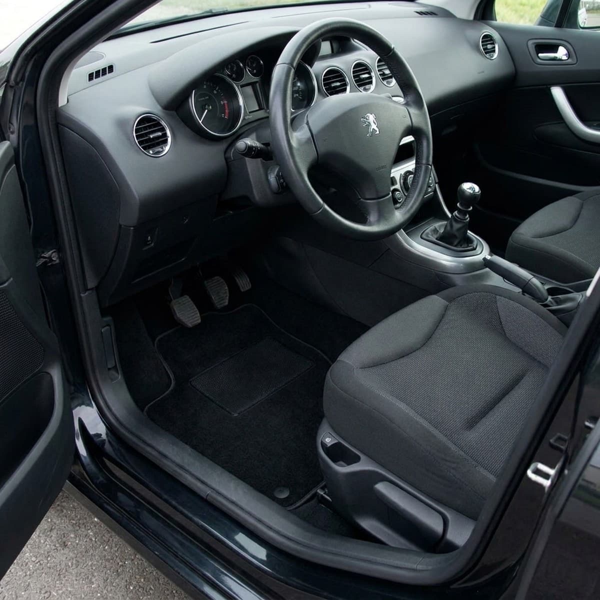 Tappetini in moquette Astro montati su Peugeot 308 Berlina e SW (2007-2014)