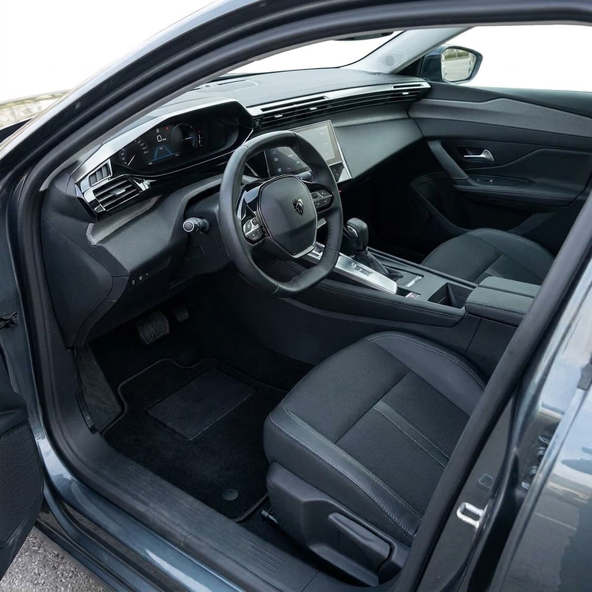 Tappetini in moquette Astro montati su Peugeot 308 Berlina e SW (2022-)