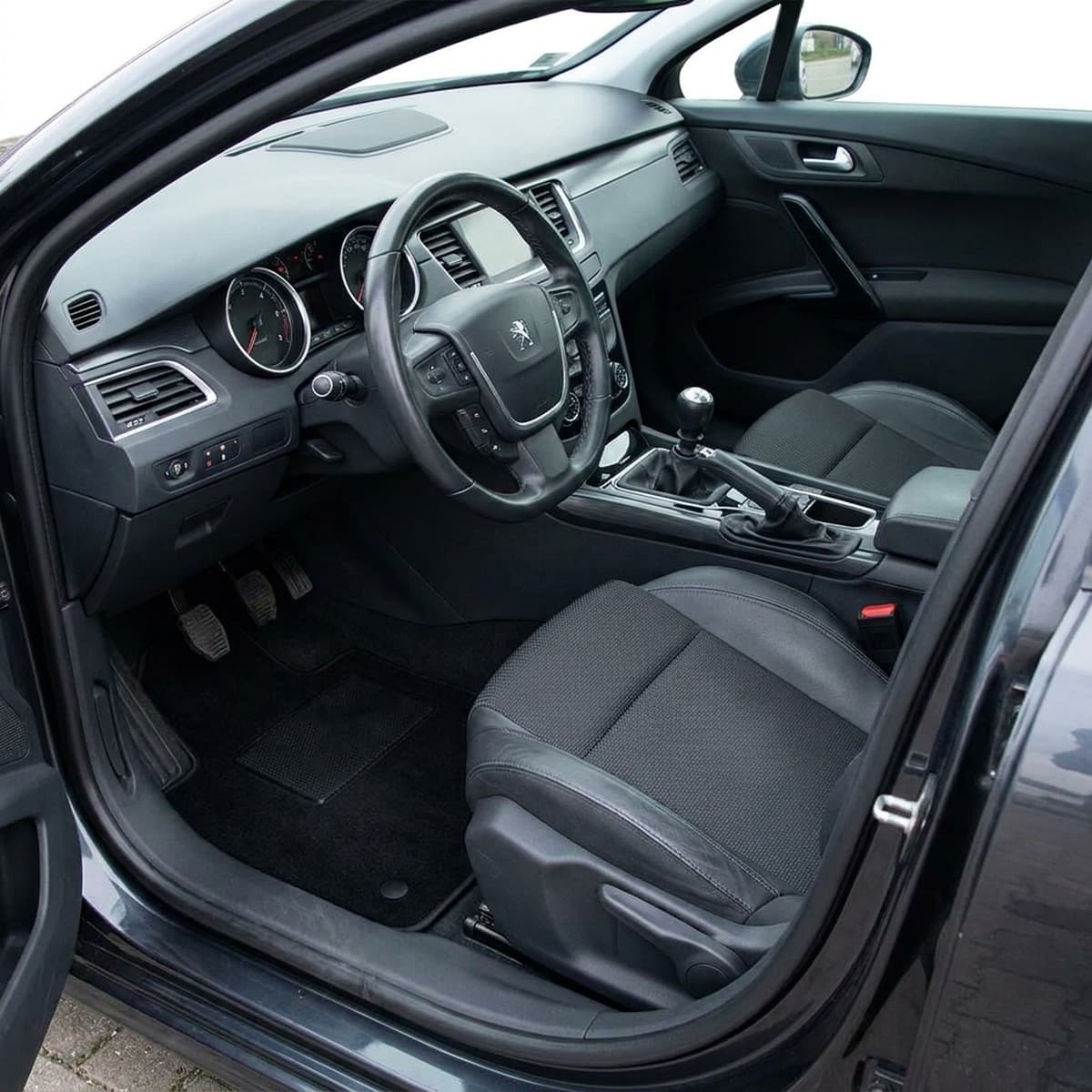 Tappetini in moquette Astro montati su Peugeot 508 Berlina e SW (2010-2018)