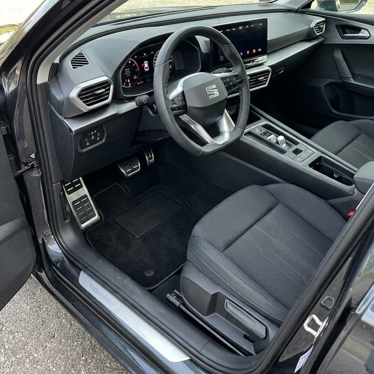 Tappetini in moquette Astro montati su Seat Leon (2020-)