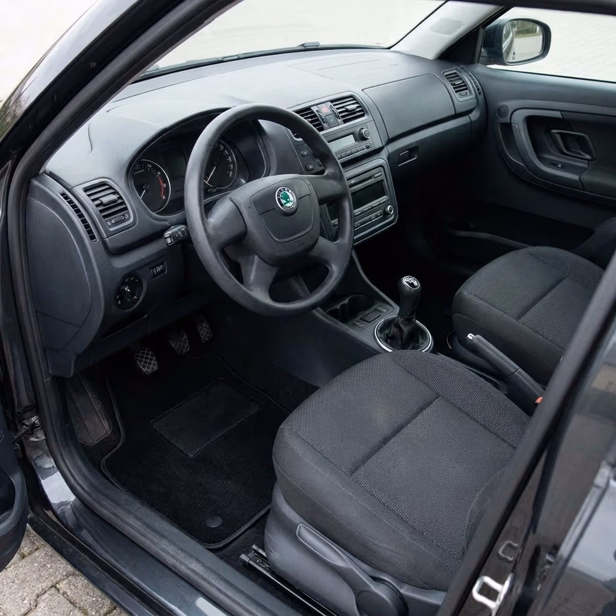 Tappetini in moquette Astro montati su Skoda Fabia Berlina e SW (2010-2014)