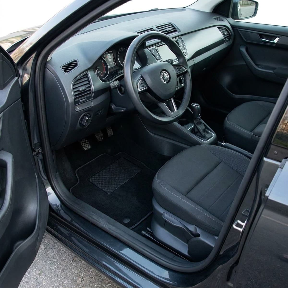 Tappetini in moquette Astro montati su Skoda Fabia Berlina e SW (2015-2021)
