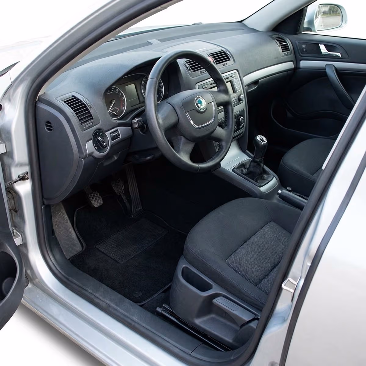 Tappetini in moquette Astro montati su Skoda Octavia Berlina e SW (2004-2012)