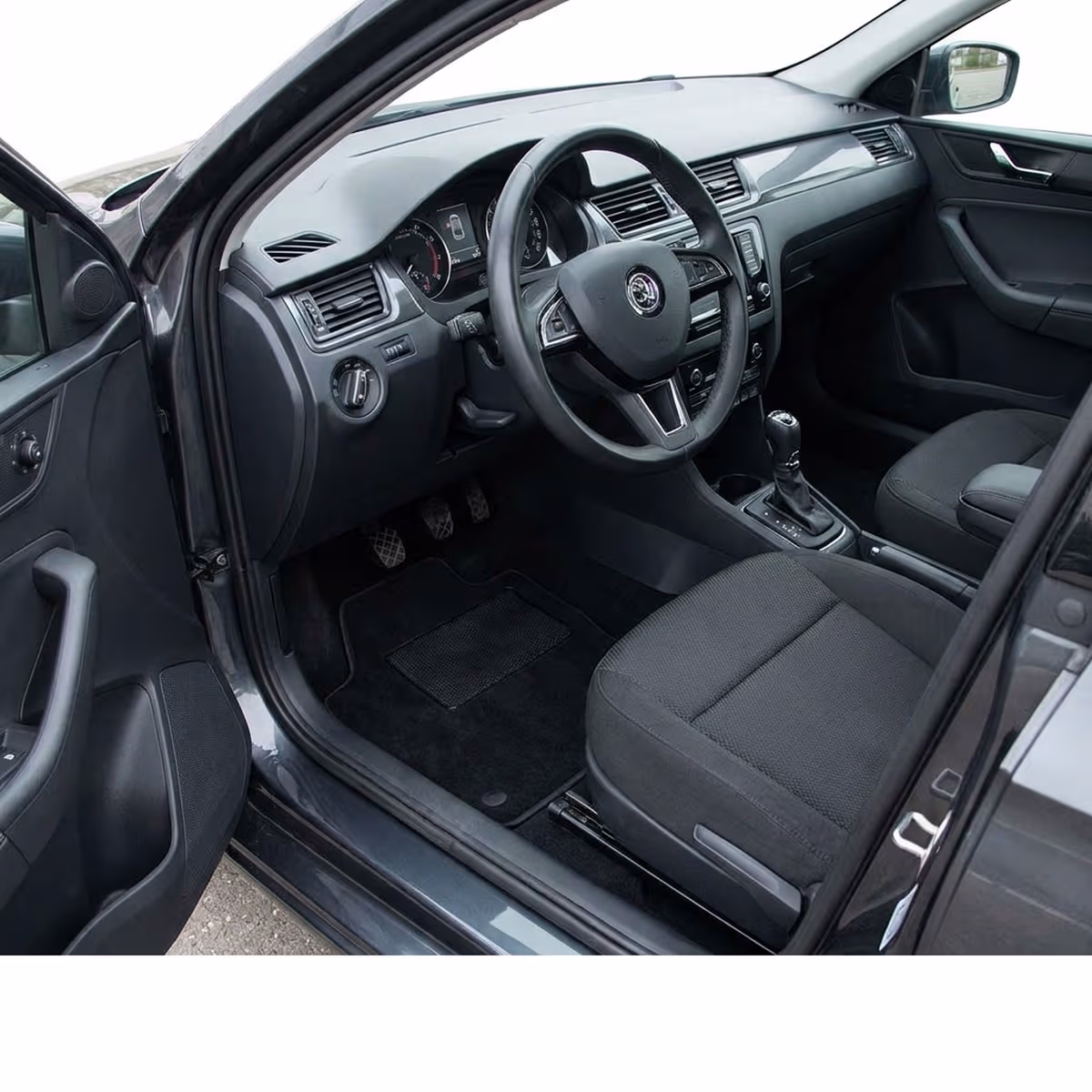 Tappetini in moquette Astro montati su Skoda Rapid 5 porte (2013-2019)
