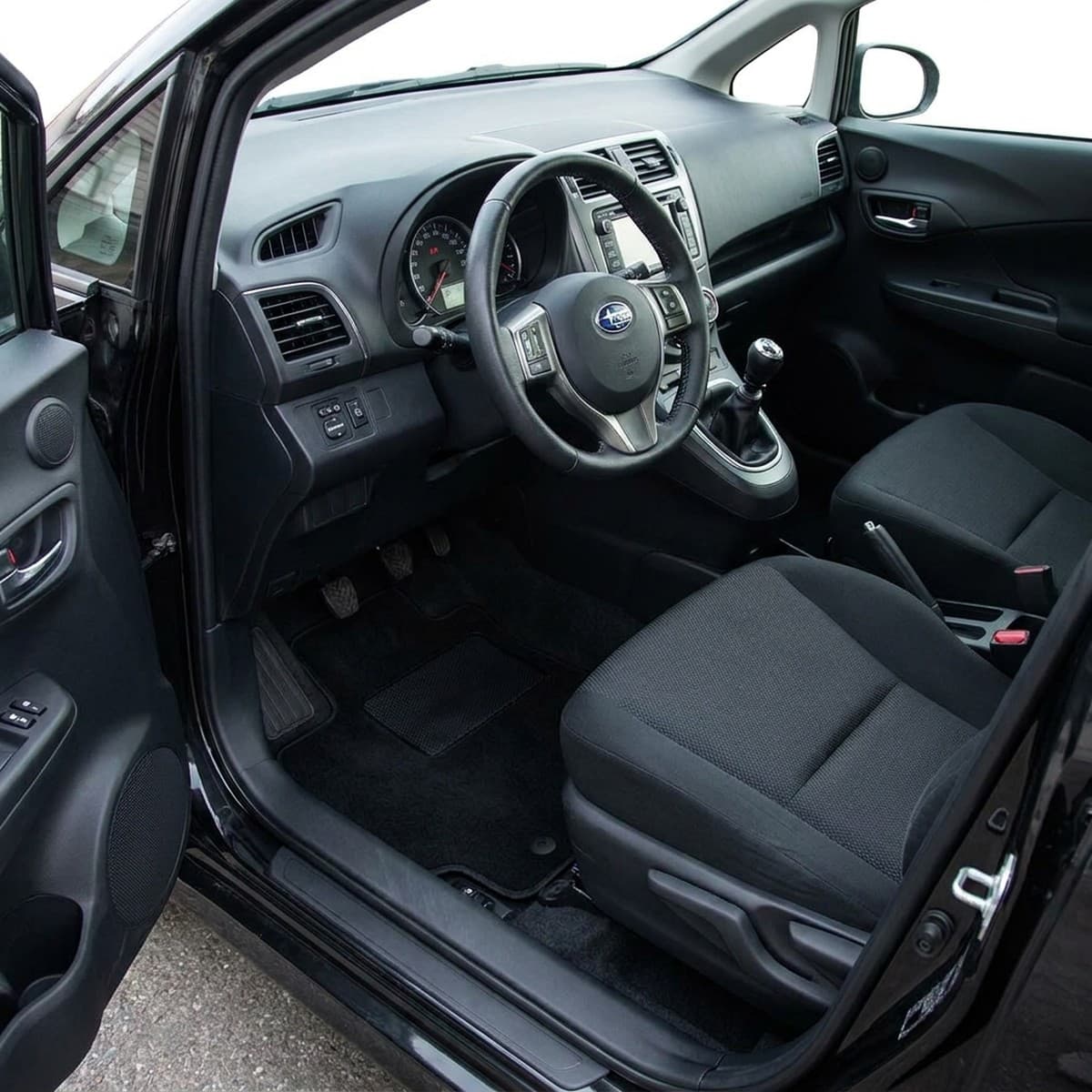 Tappetini in moquette Astro montati su Subaru Trezia (2011-)