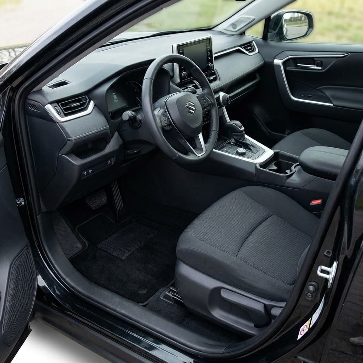 Tappetini in moquette Astro montati su Suzuki Across (2020-)
