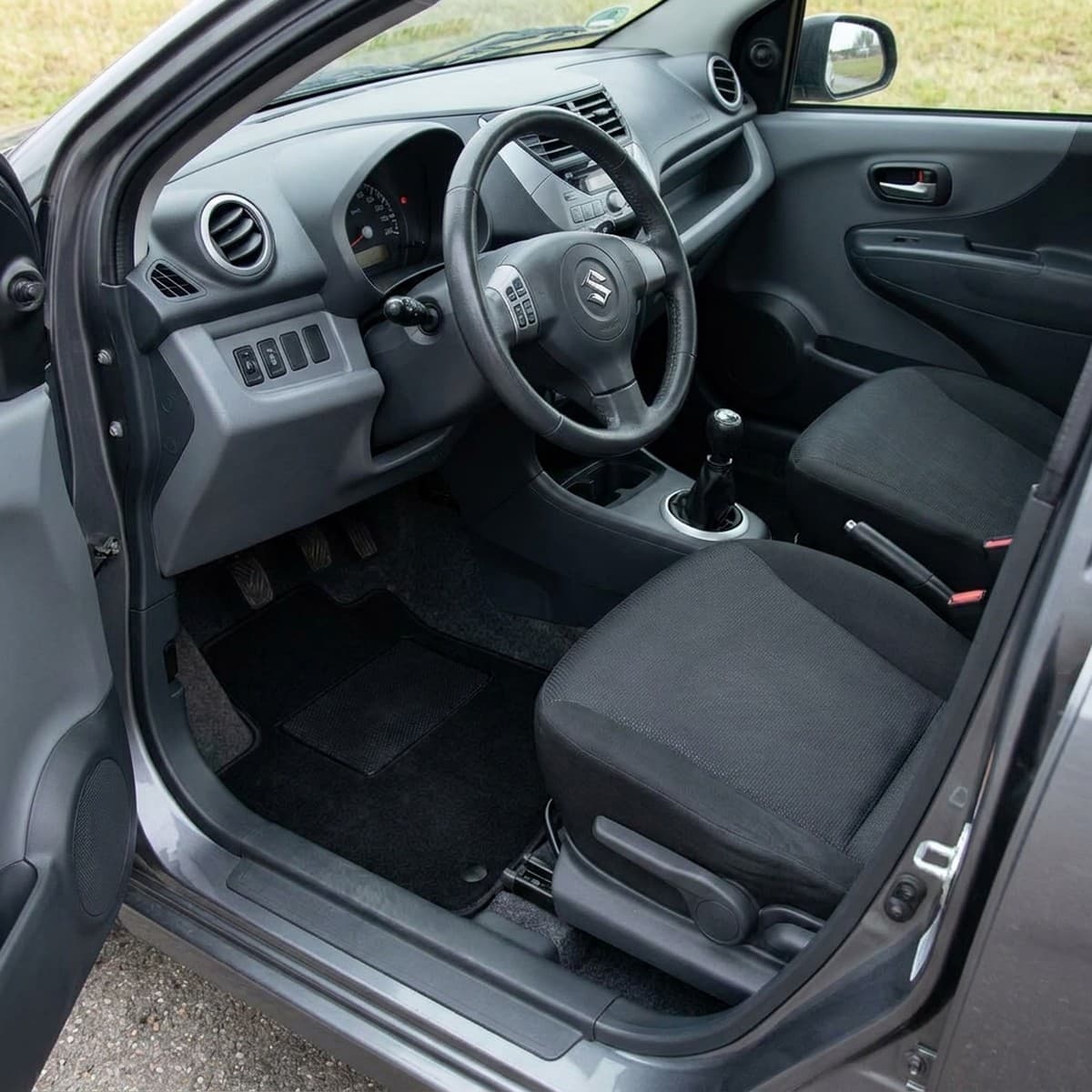 Tappetini in moquette Astro montati su Suzuki Alto (2008-)