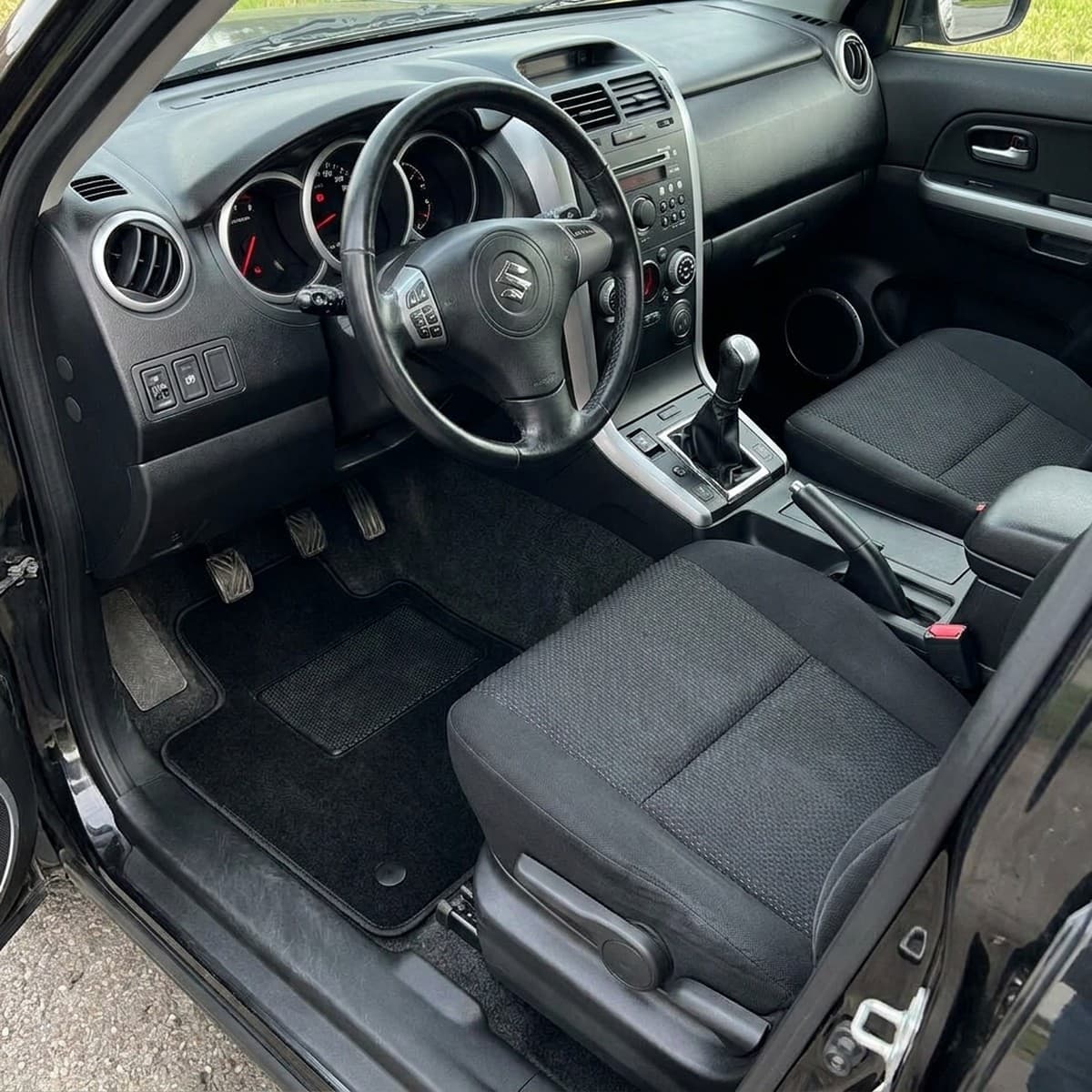 Tappetini in moquette Astro montati su Suzuki Grand Vitara 3/5 porte (2005-2016)