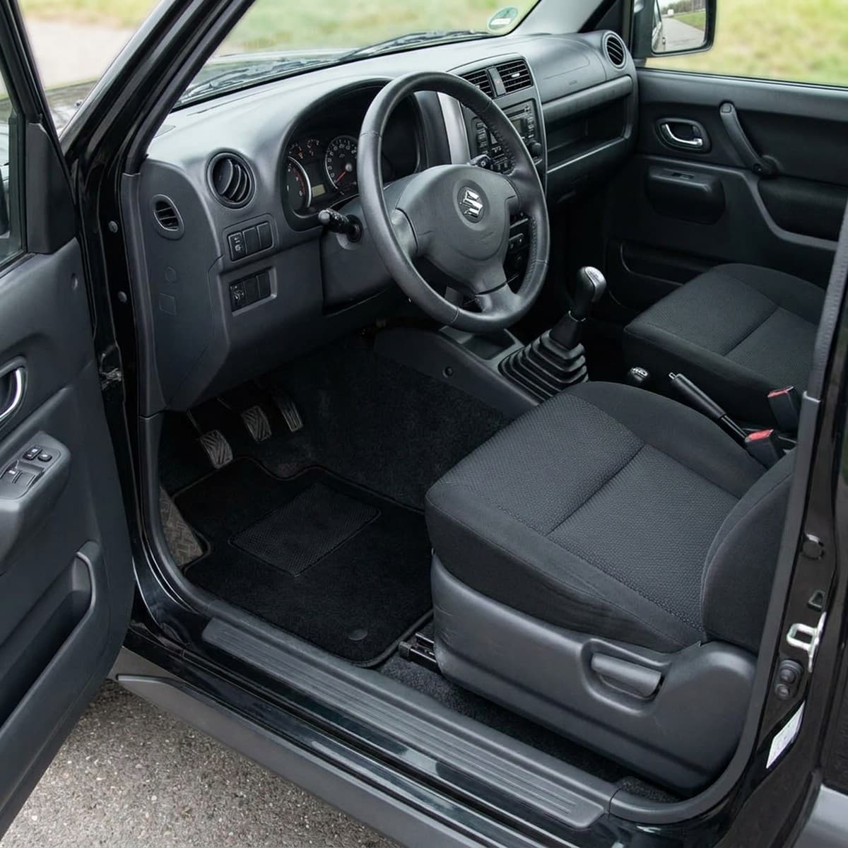 Tappetini in moquette Astro montati su Suzuki Jimny (2005-2014)