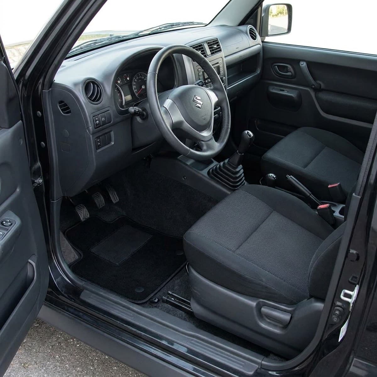 Tappetini in moquette Astro montati su Suzuki Jimny (2014-2018)