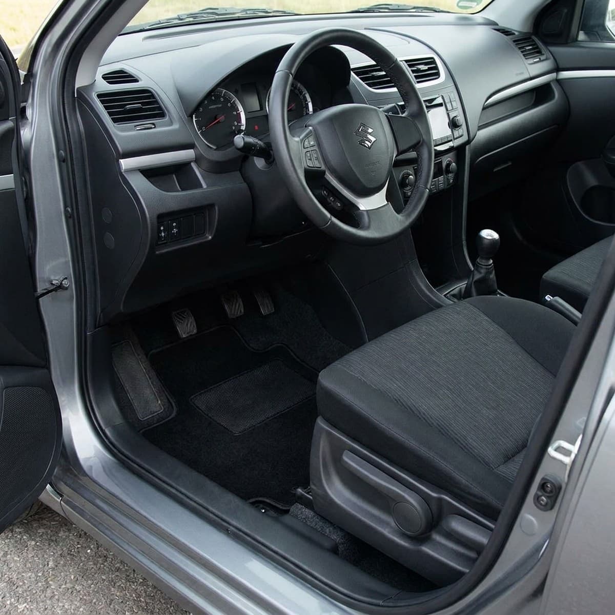 Tappetini in moquette Astro montati su Suzuki Swift (2010-2015)