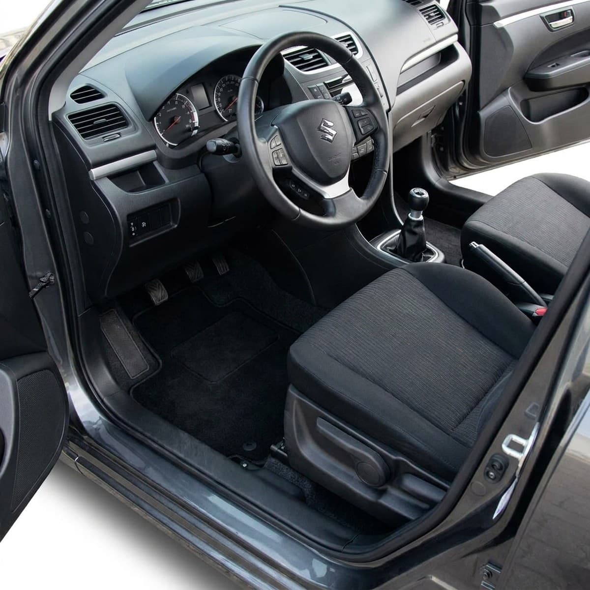 Tappetini in moquette Astro montati su Suzuki Swift (2015-2017)
