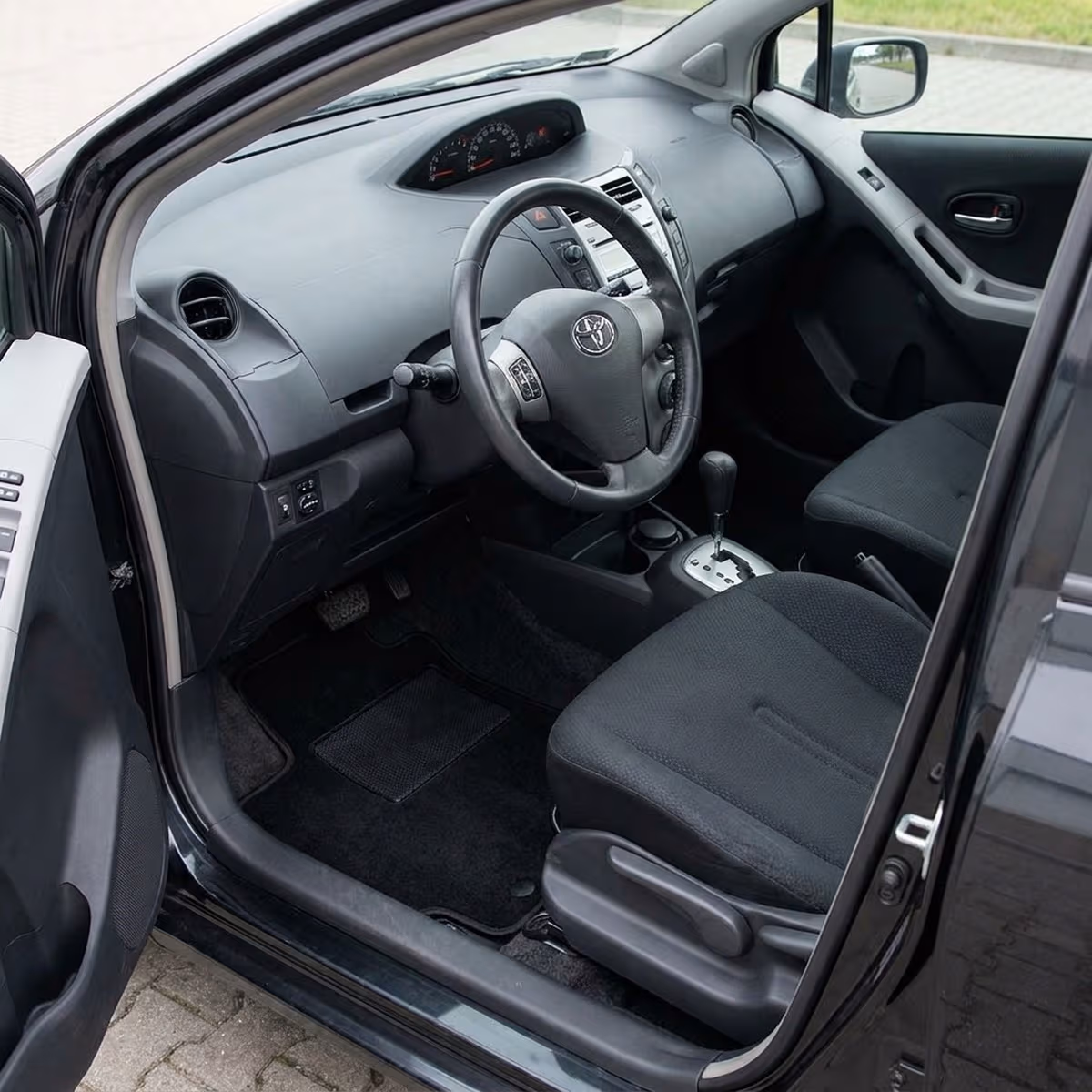 Tappetini in moquette Astro montati su Toyota Yaris (2005-2011)
