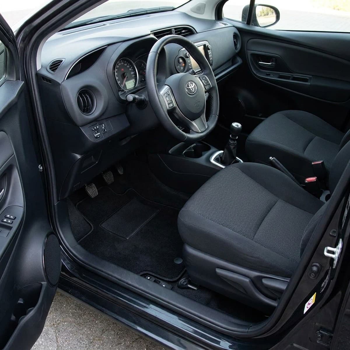 Tappetini in moquette Astro montati su Toyota Yaris (2012-2019)