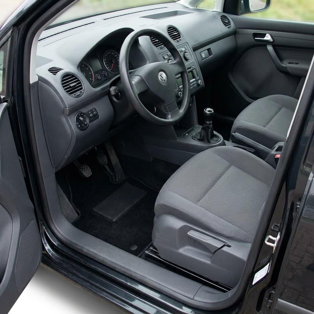 Tappetini in moquette Astro montati su Volkswagen Caddy Van (2004-2014)