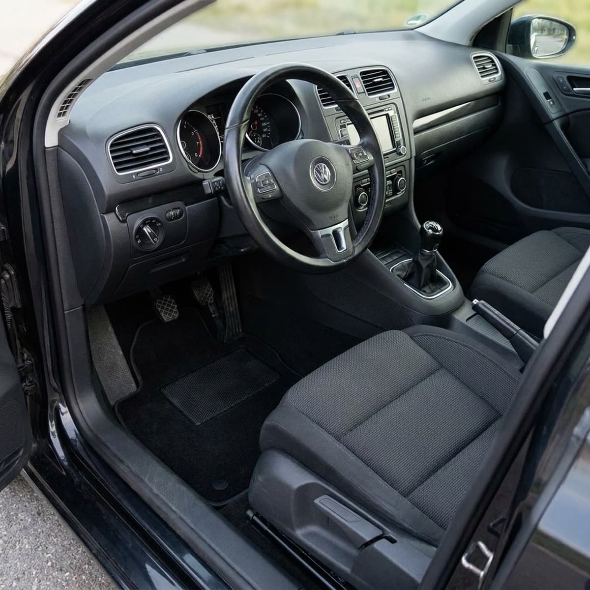 Tappetini in moquette Astro montati su Volkswagen Golf VI (2008-2012)