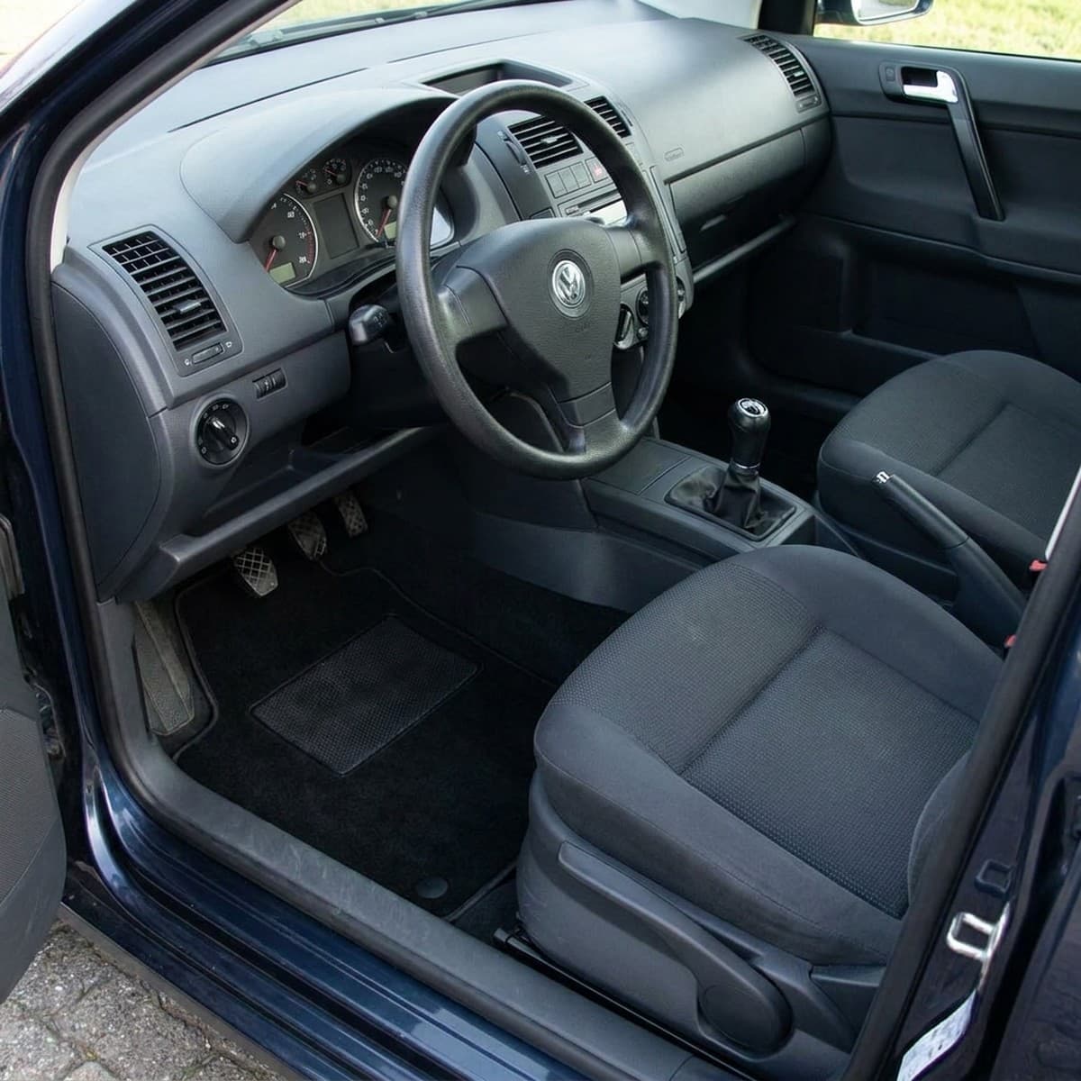 Tappetini in moquette Astro montati su Volkswagen Polo 3/5 porte (2001-2009)