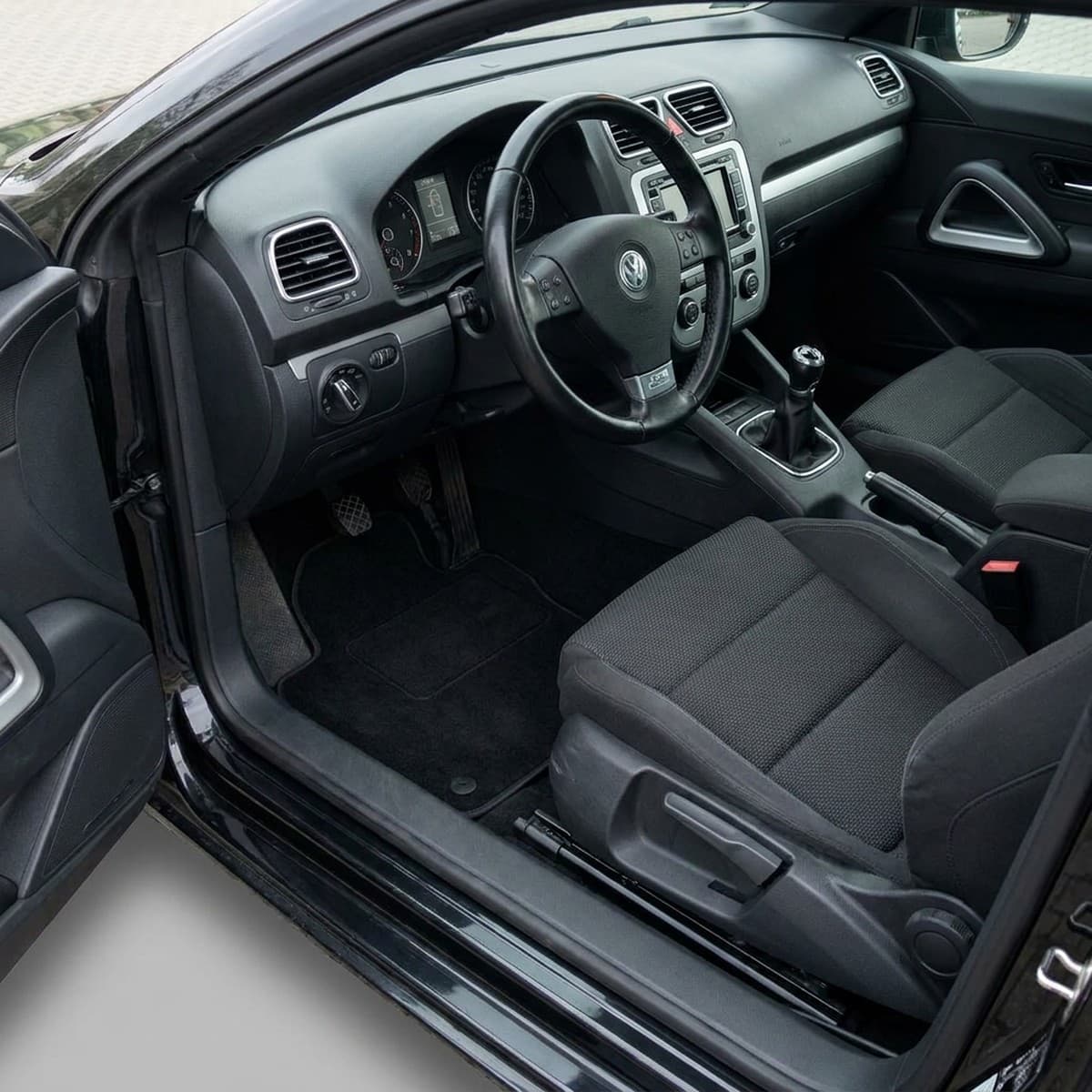 Tappetini in moquette Astro montati su Volkswagen Scirocco (2008-2017)