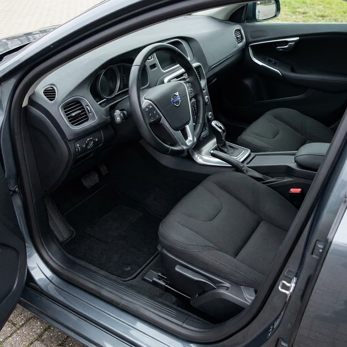 Tappetini in moquette Astro montati su Volvo V40 (2016-)