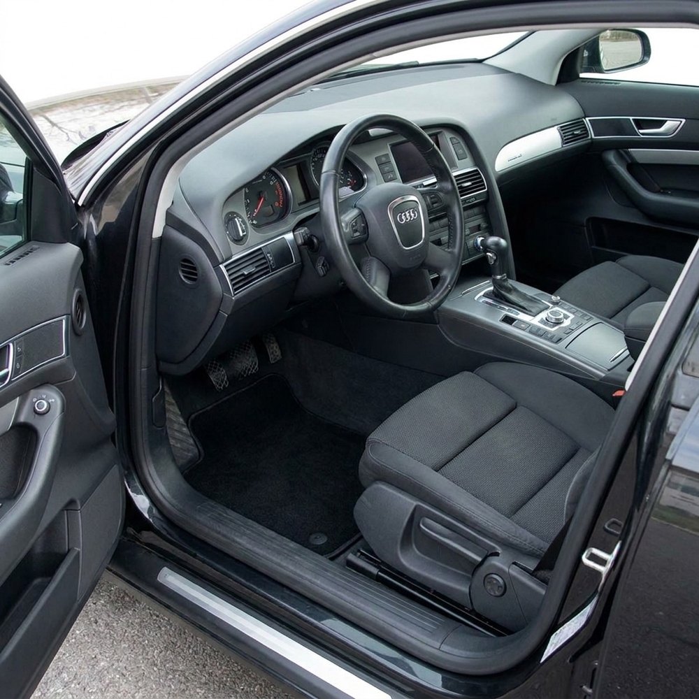 Tappetini in moquette Astro montati su Audi A6 Berlina e Avant (2004-2011)