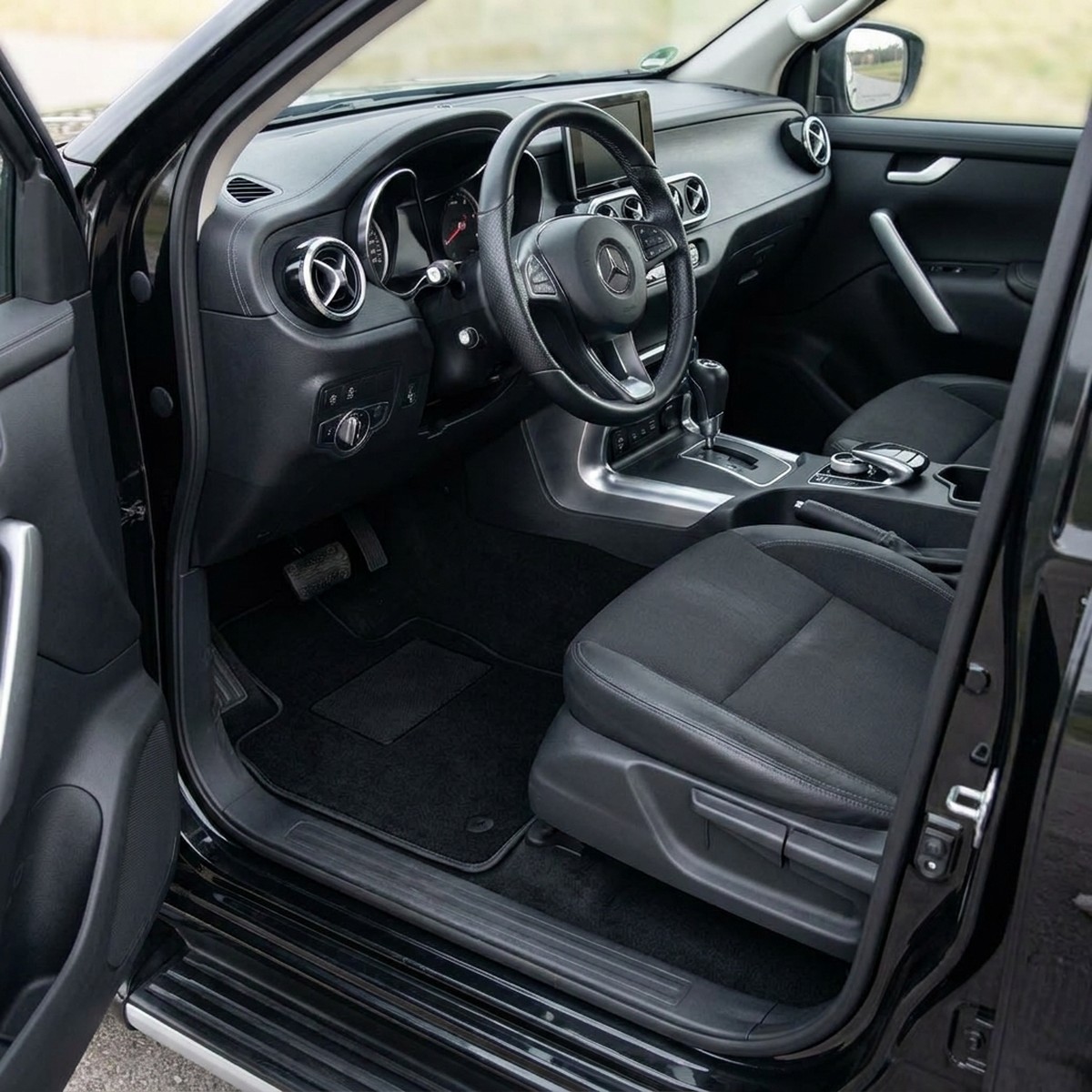 Tappetini in moquette Astro montati su Mercedes-Benz X-Class (pick-up) (2017-)
