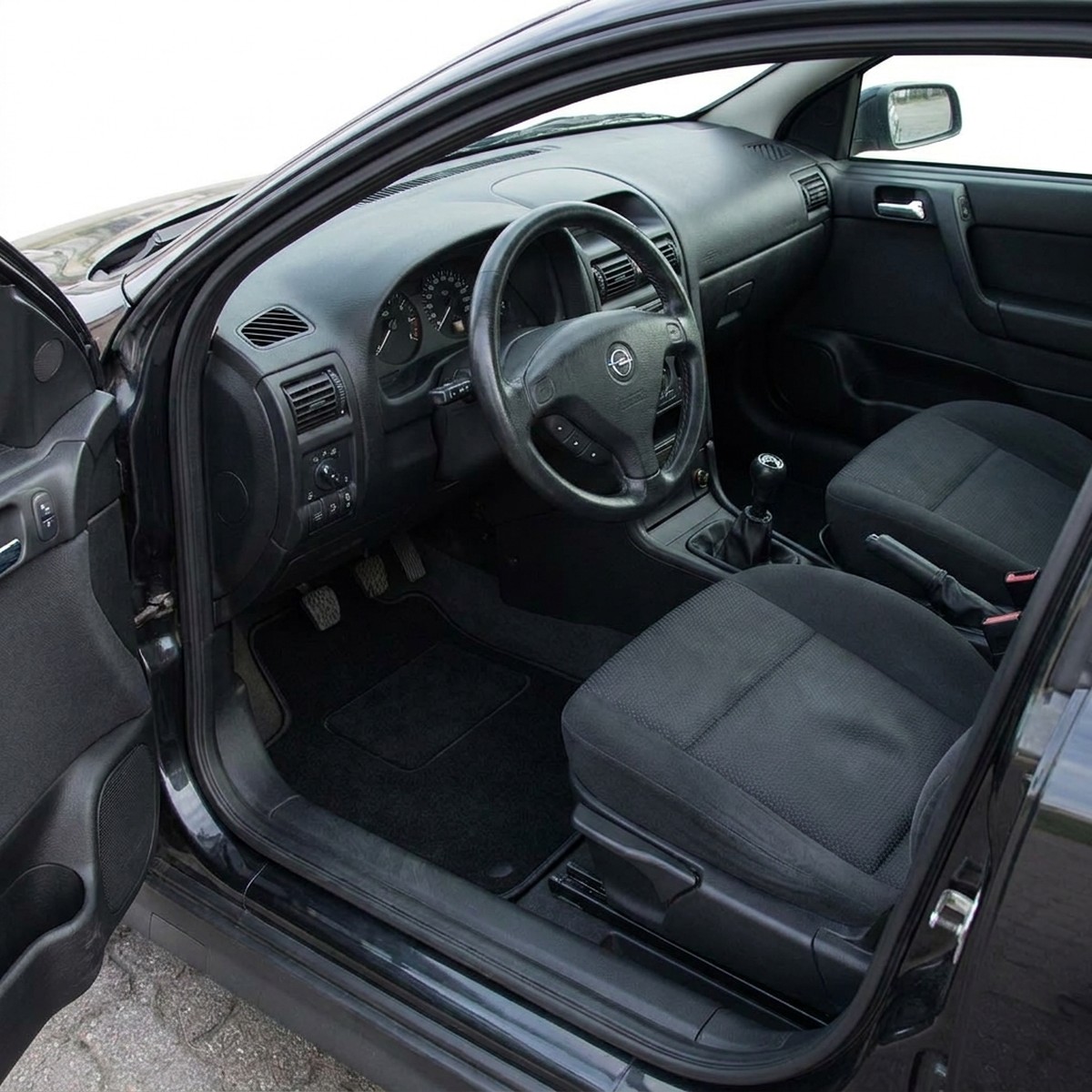 Tappetini in moquette Astro montati su Opel Astra G Berlina e SW (1998-2005)