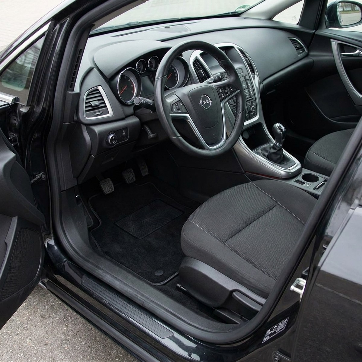 Tappetini in moquette Astro montati su Opel Astra J Berlina e SW (2011-2015)