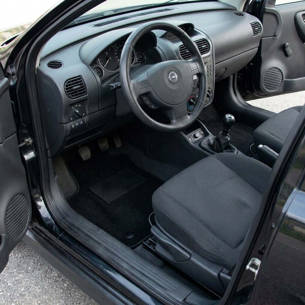 Tappetini in moquette Astro montati su Opel Corsa C (2000-2006)