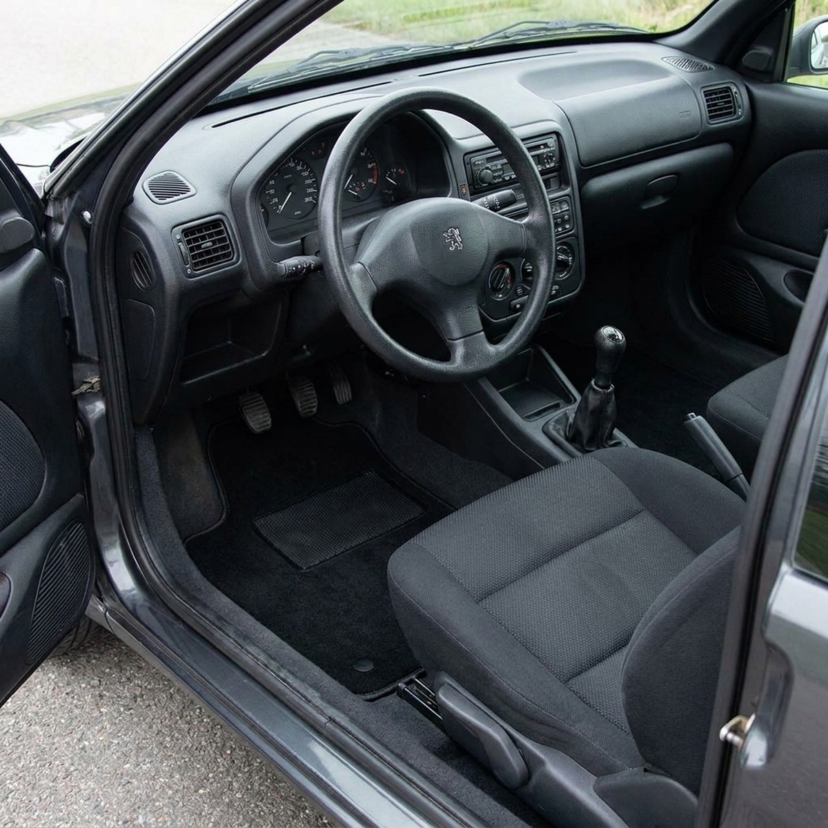 Tappetini in moquette Astro montati su Peugeot 106 (1991-2004)