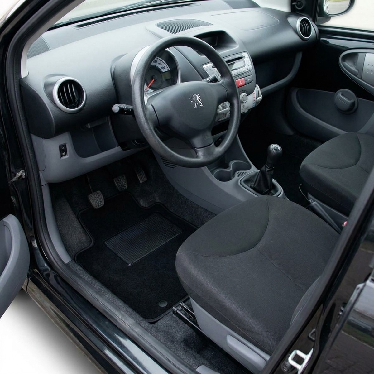 Tappetini in moquette Astro montati su Peugeot 107 (2005-2014)