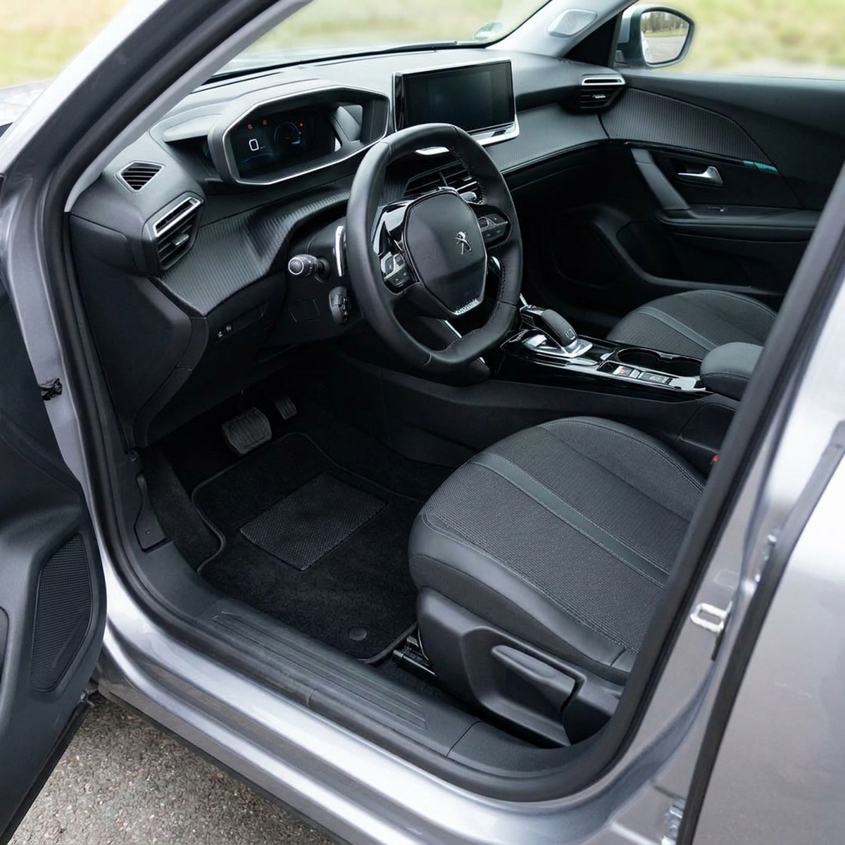 Tappetini in moquette Astro montati su Peugeot 2008 elettrica (2020-)