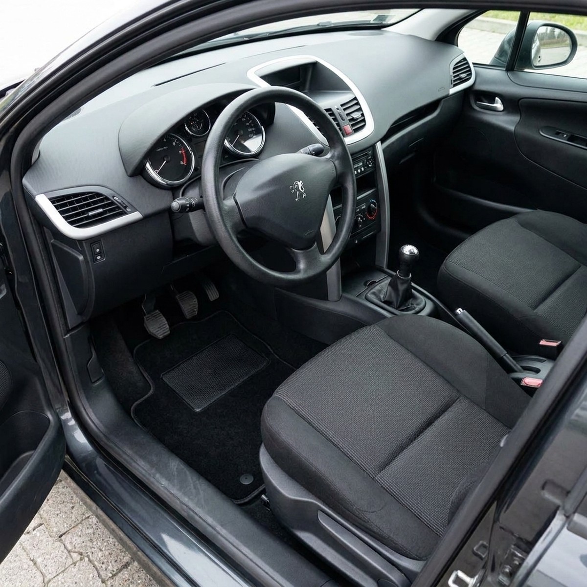 Tappetini in moquette Astro montati su Peugeot 207 Berlina e SW (2006-2015)
