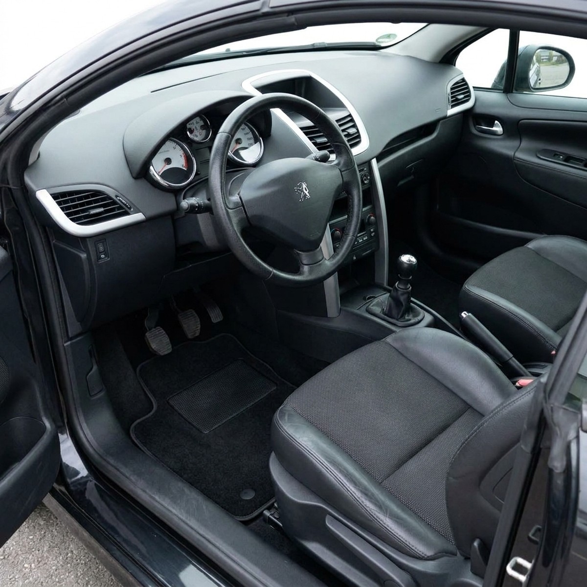 Tappetini in moquette Astro montati su Peugeot 207 CC (2007-2016)