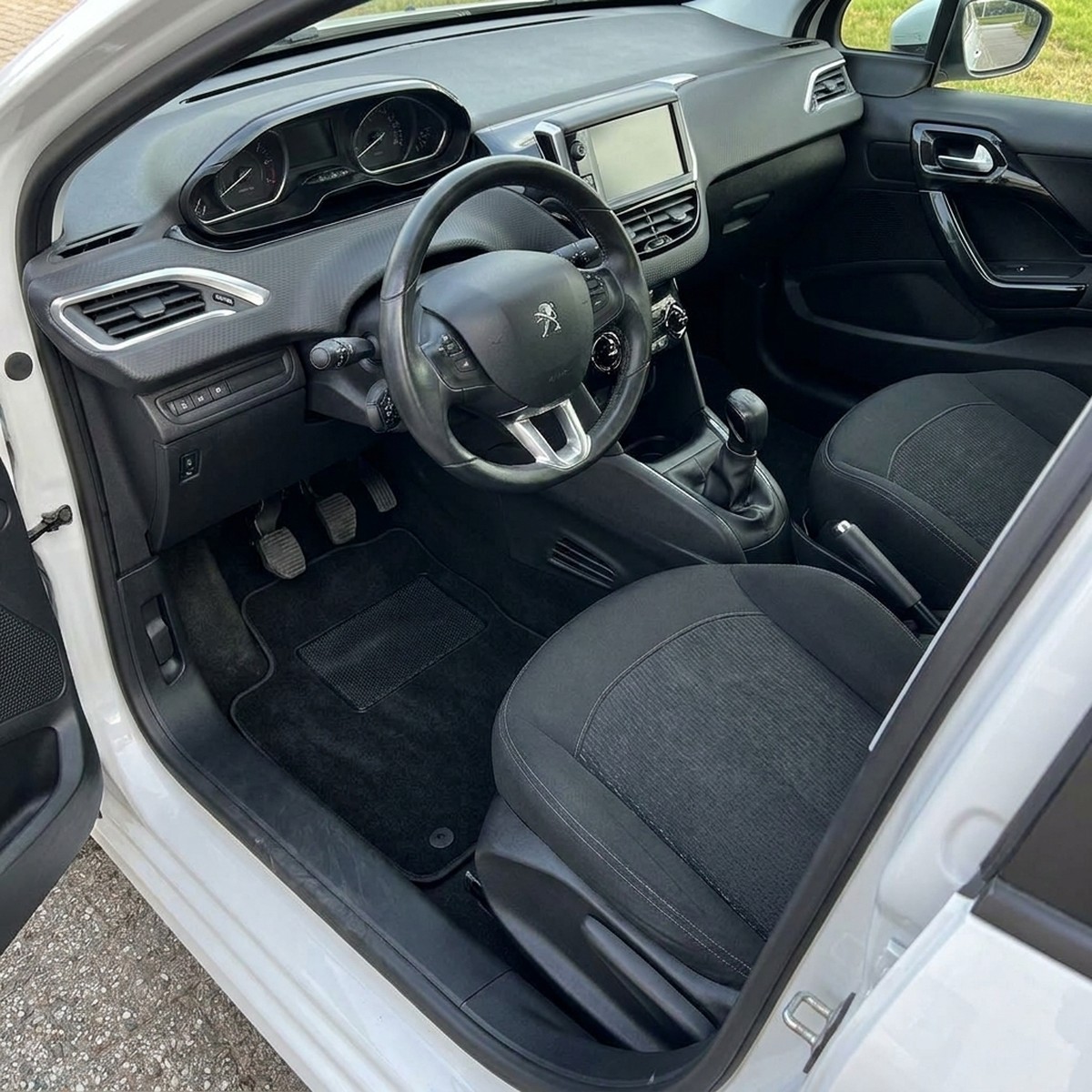 Tappetini in moquette Astro montati su Peugeot 208 Berlina e SW (2012-2019)