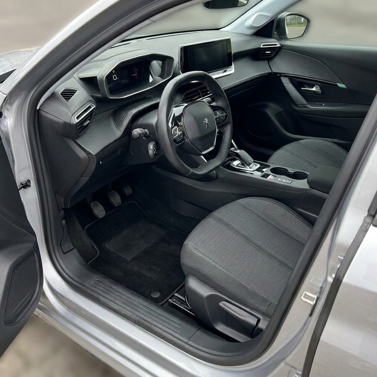 Tappetini in moquette Astro montati su Peugeot 208 Berlina e SW (2019-)