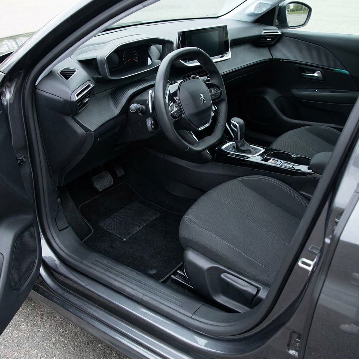 Tappetini in moquette Astro montati su Peugeot 208 elettrica (2020-)