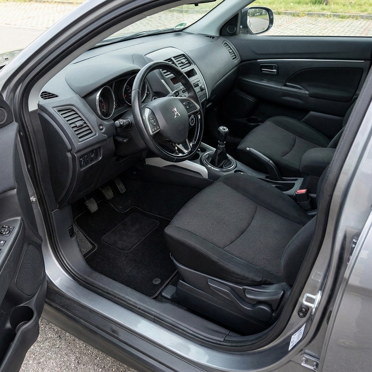 Tappetini in moquette Astro montati su Peugeot 4008 (2012-2017)