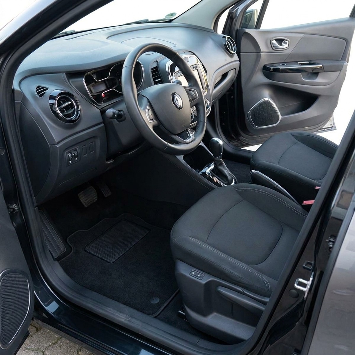 Tappetini in moquette Astro montati su Renault Captur (2013-2019)