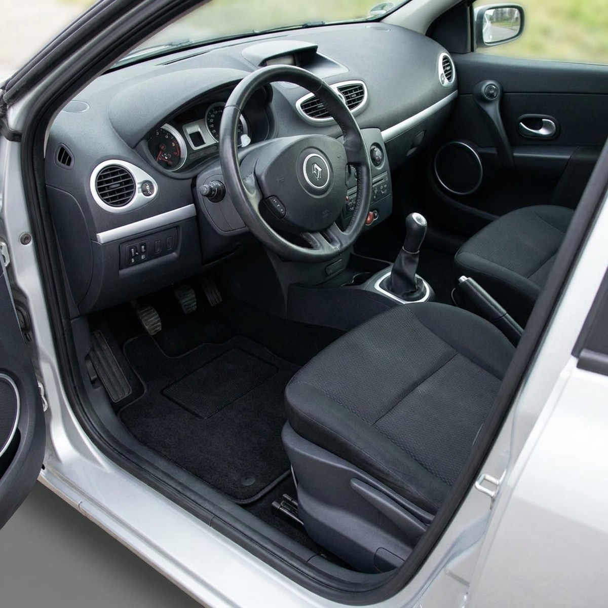 Tappetini in moquette Astro montati su Renault Clio III 3/5 porte e Sportourer (2005-2012)