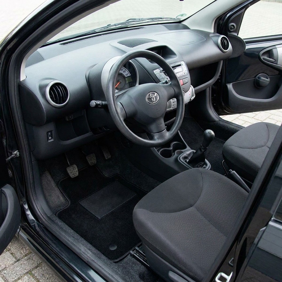 Tappetini in moquette Astro montati su Toyota Aygo (2005-2014)