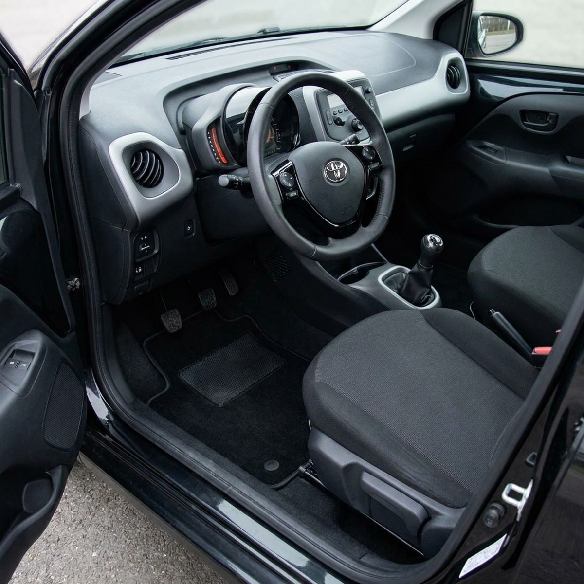 Tappetini in moquette Astro montati su Toyota Aygo (2014-)