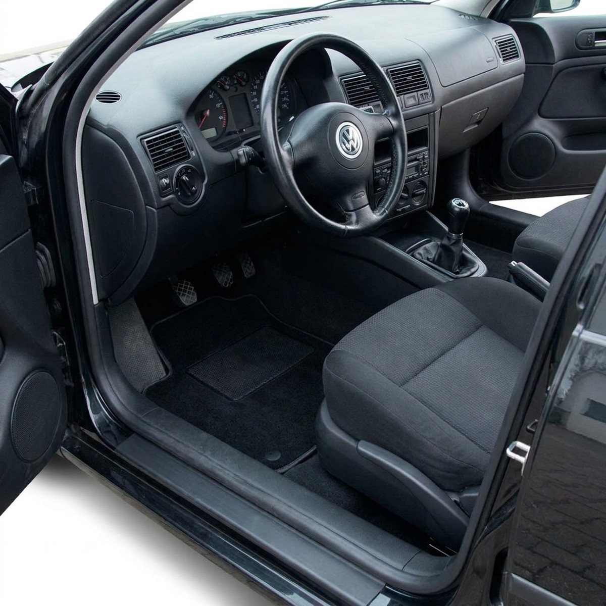 Tappetini in moquette Astro montati su Volkswagen Golf IV (1997-2003)
