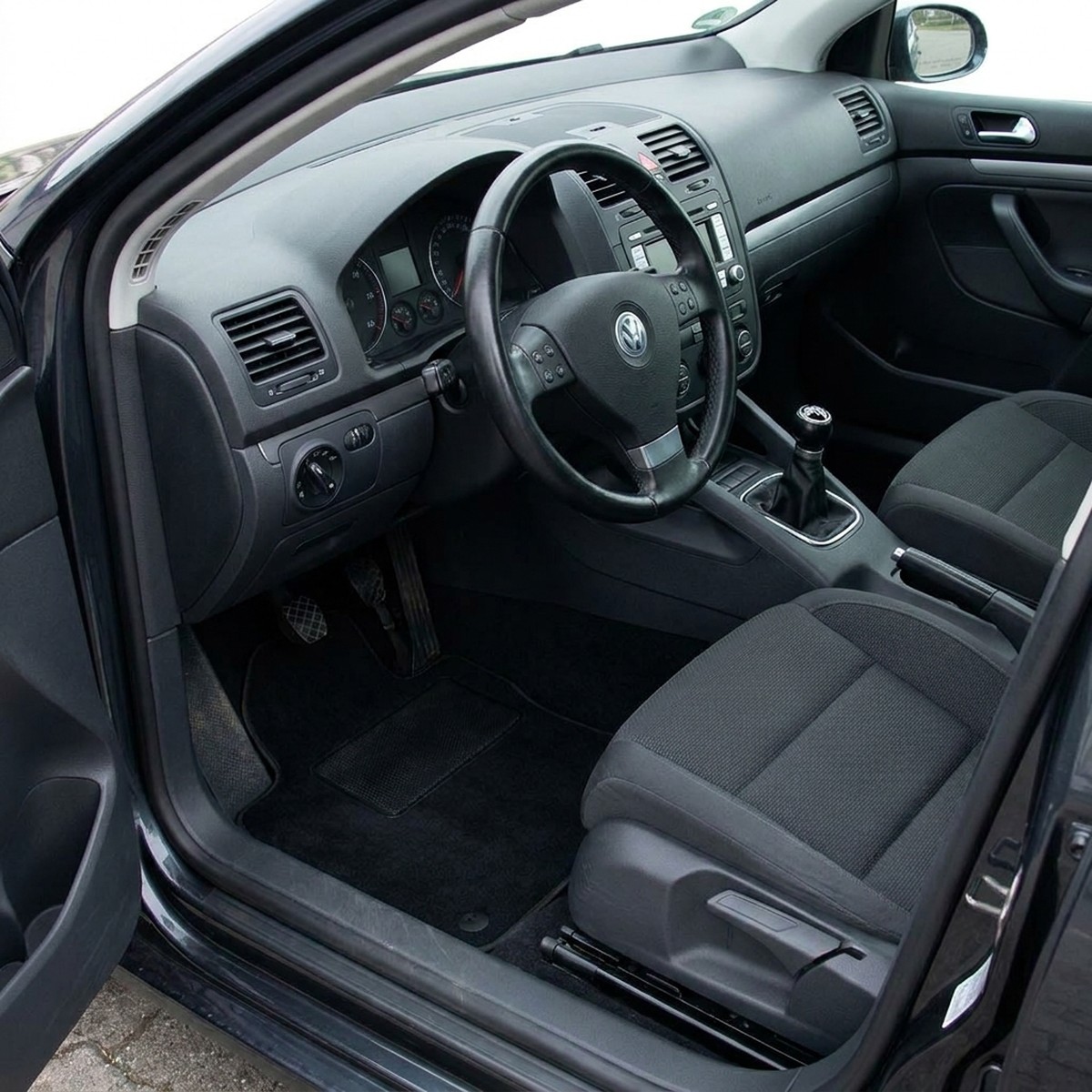 Tappetini in moquette Astro montati su Volkswagen Golf V (2003-2008)